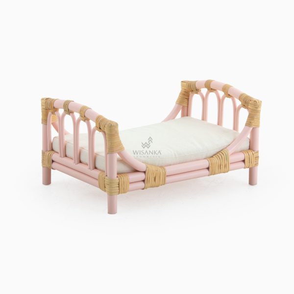 سرير دمية هينا - سرير مصغر من الروطان الطبيعي