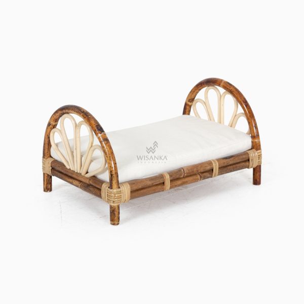 Cama para muñecas Loop - Cama para muñecas de ratán natural